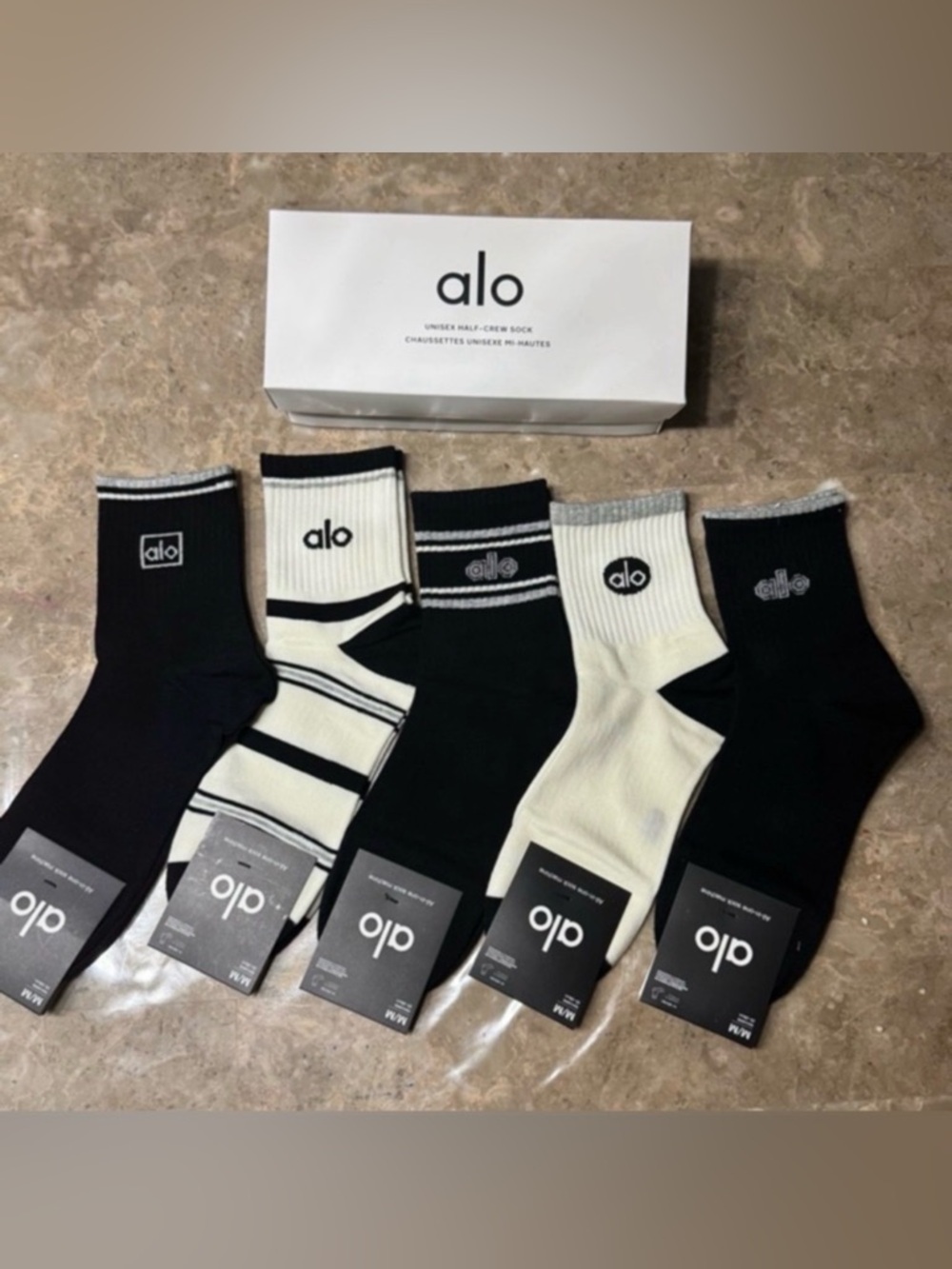 New Alo socks
New in box and with tags 
5 pairs size Medium
Unisex - Picture 2 of 8